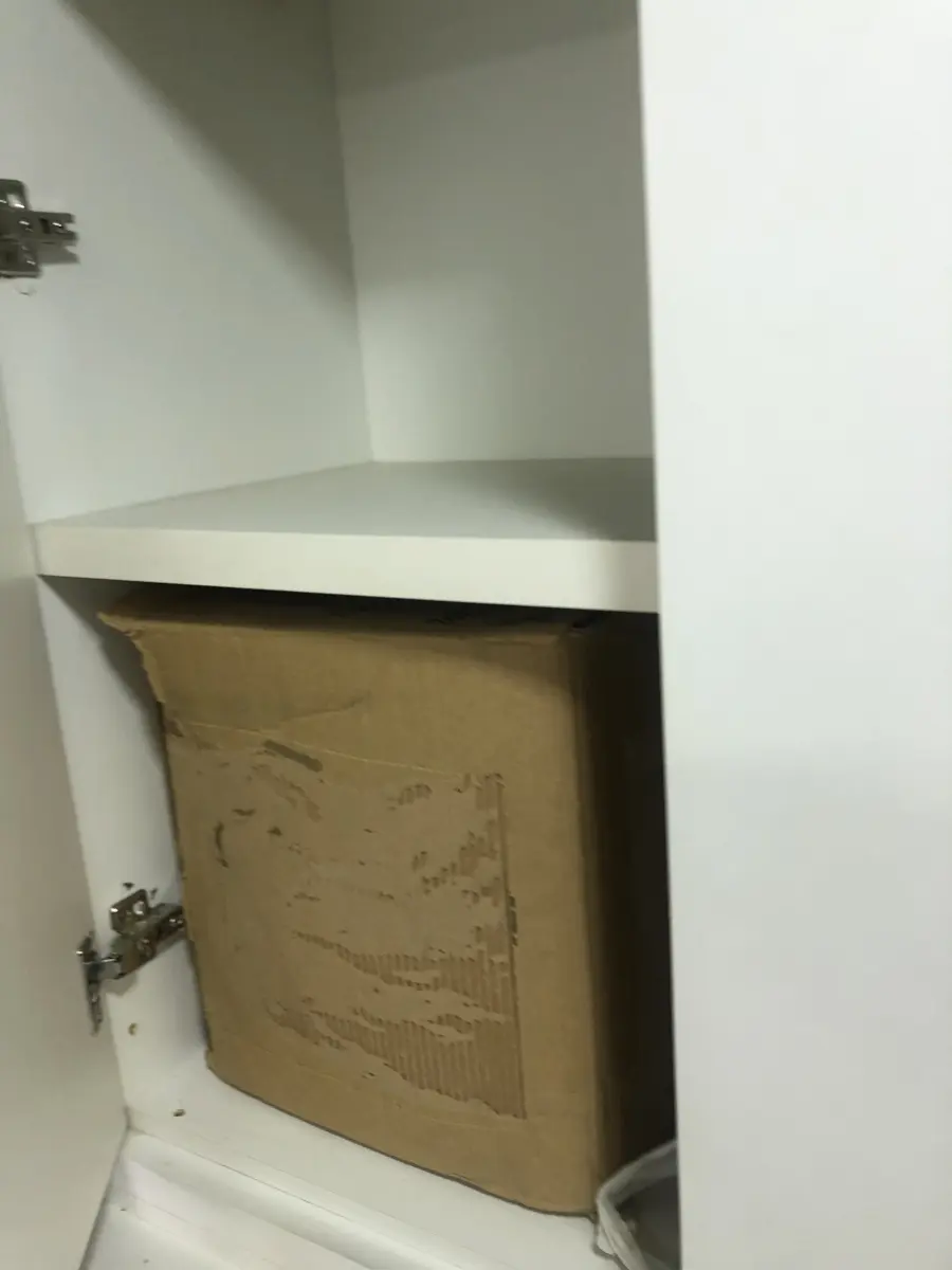 LOTE 046 - Lote com guilhotina, esmerilhadeiras, serras, parafusos, banquetas, manequim, catalogos, cortinas, fitas de borda, serra circular, lixadeiras, engraxadeira, cones, cintas, catracas, vaso, cintos alpinista, prateleira, balcão, armarios, silicones, soprador de calor, etc 