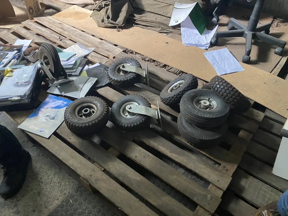 LOTE 10 - MÓVEIS EQUIPAMENTOS - vários itens junto ao prédio