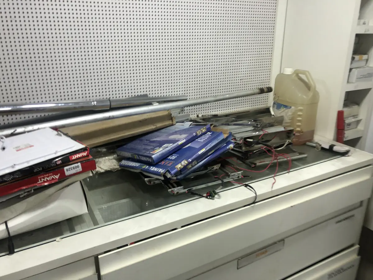 LOTE 046 - Lote com guilhotina, esmerilhadeiras, serras, parafusos, banquetas, manequim, catalogos, cortinas, fitas de borda, serra circular, lixadeiras, engraxadeira, cones, cintas, catracas, vaso, cintos alpinista, prateleira, balcão, armarios, silicones, soprador de calor, etc 