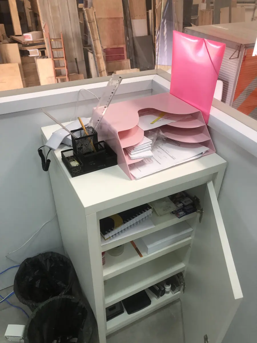 LOTE 076 - Armario, prateleira, sucata de informatica, 2 cadeiras pretas com rodas, 2 aquivos de aço, armario para servidor 