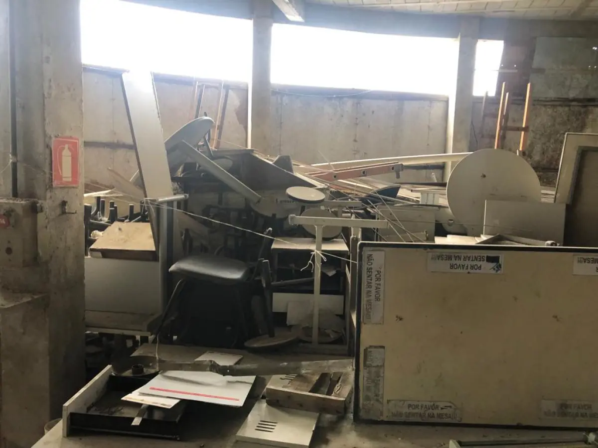 LOTE 050 - Lote de sucatas: mesas, cadeiras, armarios, inox, madeiras, etc 