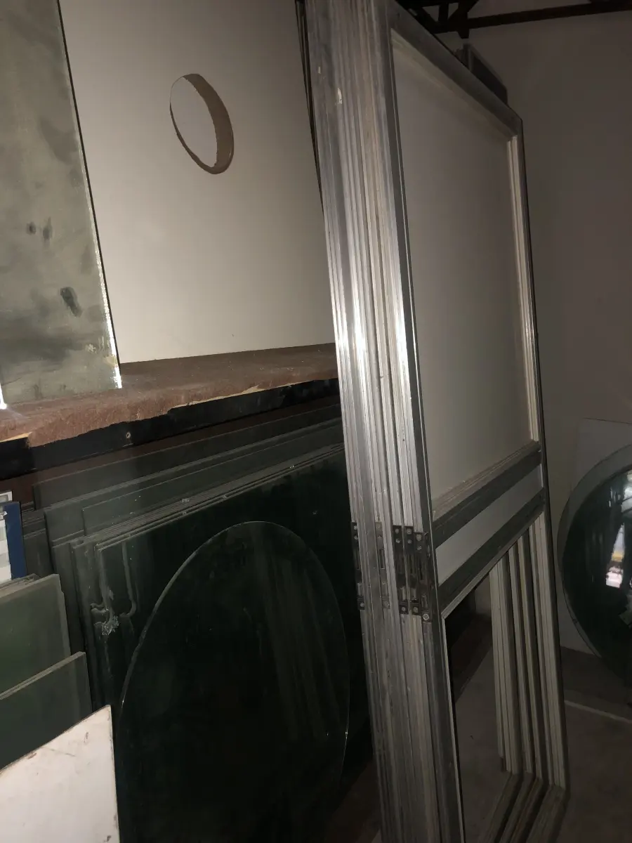 LOTE 039 - Lote de vidros em diversas formas 