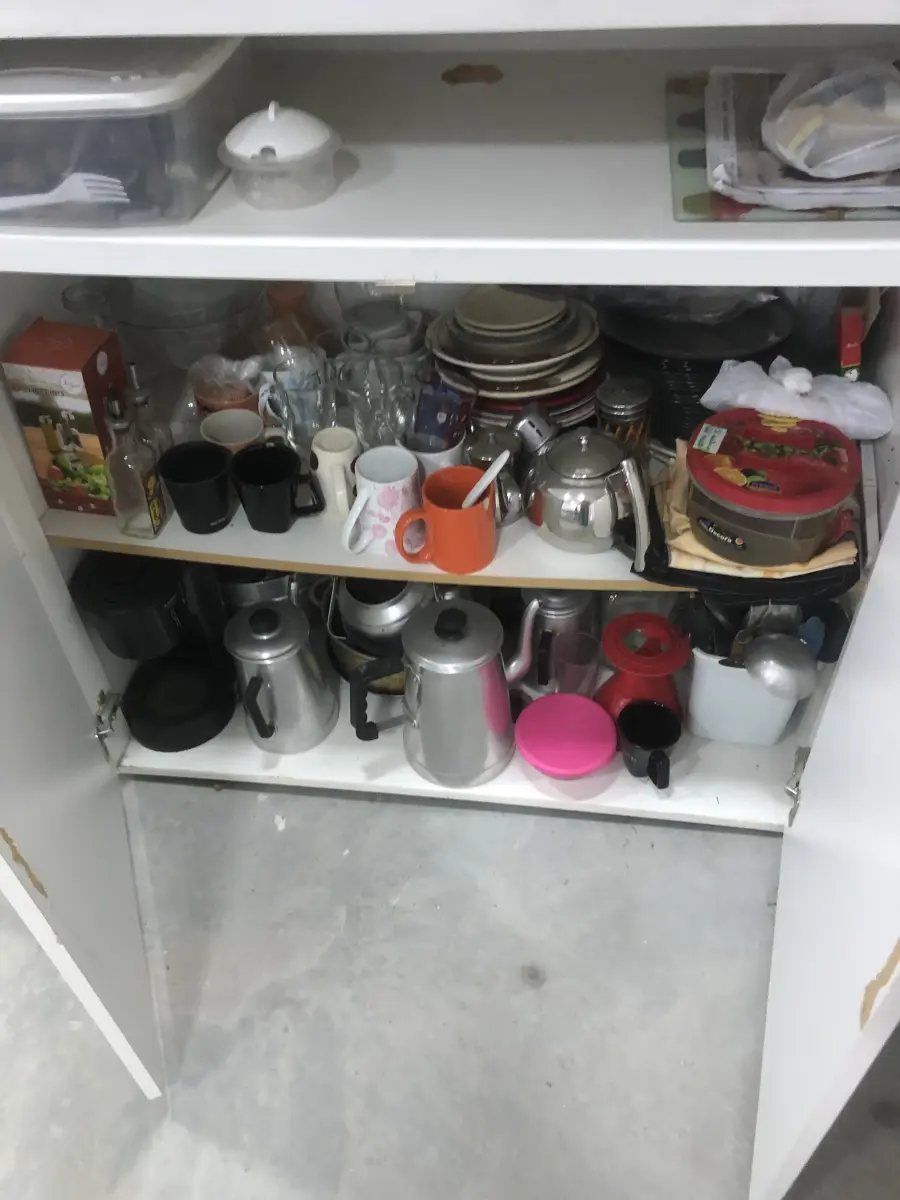 LOTE 062 - Lote com cestos de lixo, quadros, armário, torradeira, jarras,  material de cozinha, xicaras, bules, etc