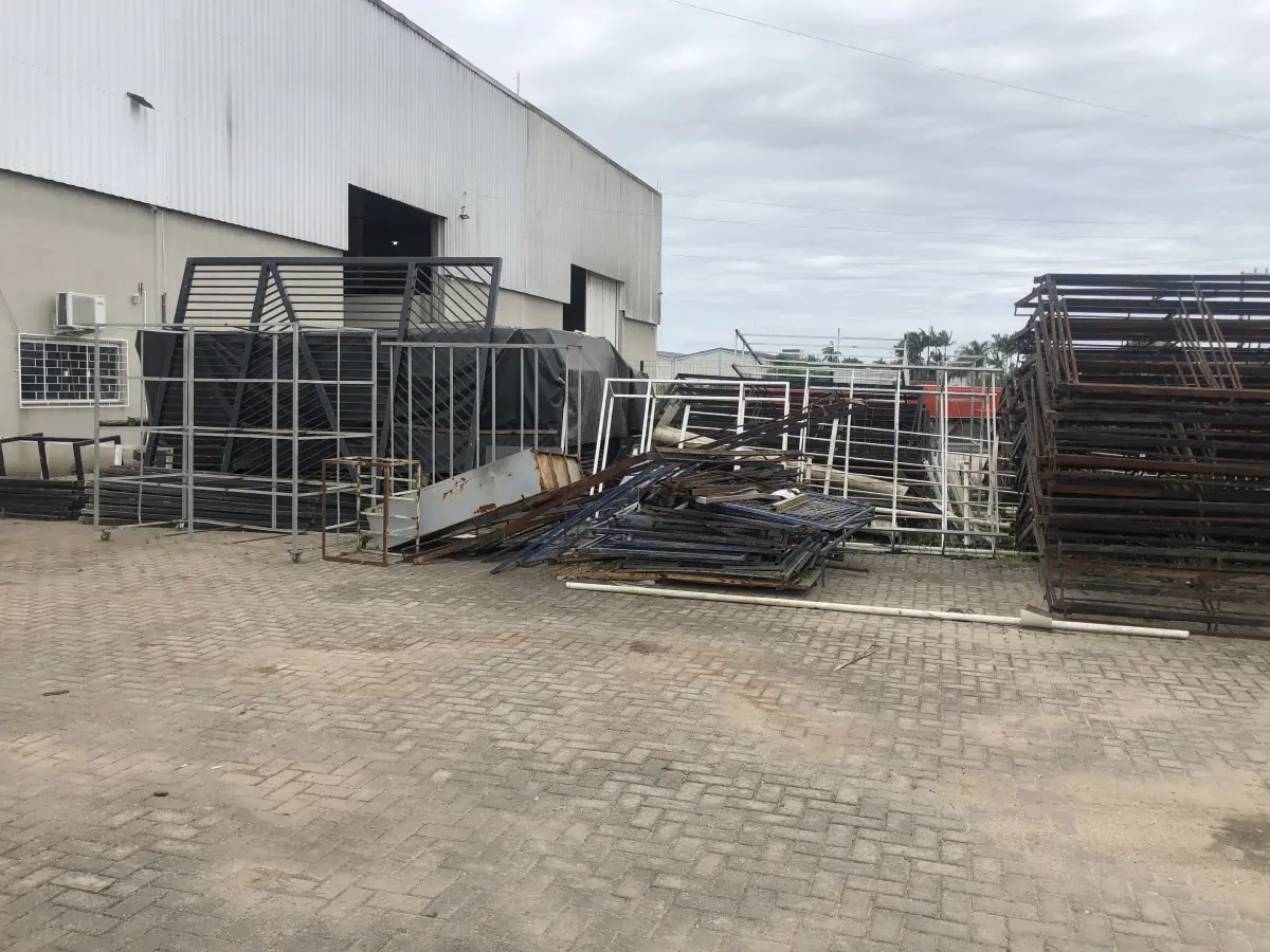 LOTE 001 - Lote de Estruturas metálicas em formato curvo e demais estruras localizados na parte externa 