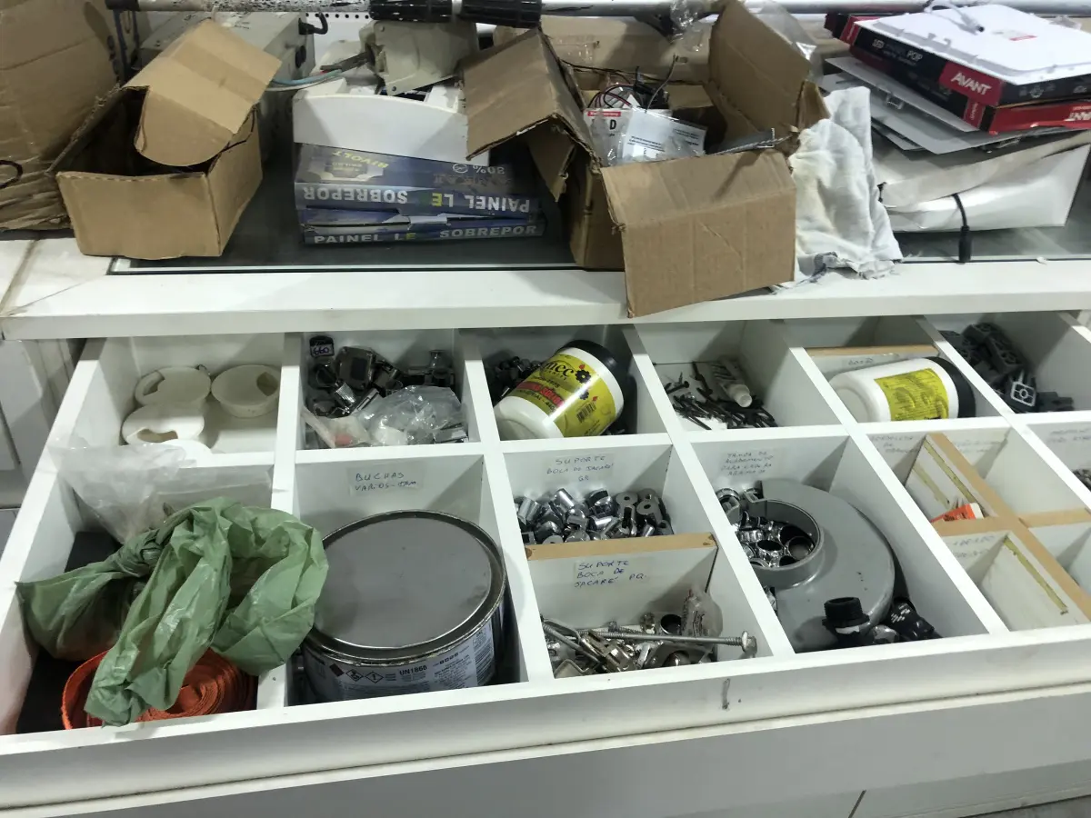 LOTE 046 - Lote com guilhotina, esmerilhadeiras, serras, parafusos, banquetas, manequim, catalogos, cortinas, fitas de borda, serra circular, lixadeiras, engraxadeira, cones, cintas, catracas, vaso, cintos alpinista, prateleira, balcão, armarios, silicones, soprador de calor, etc 