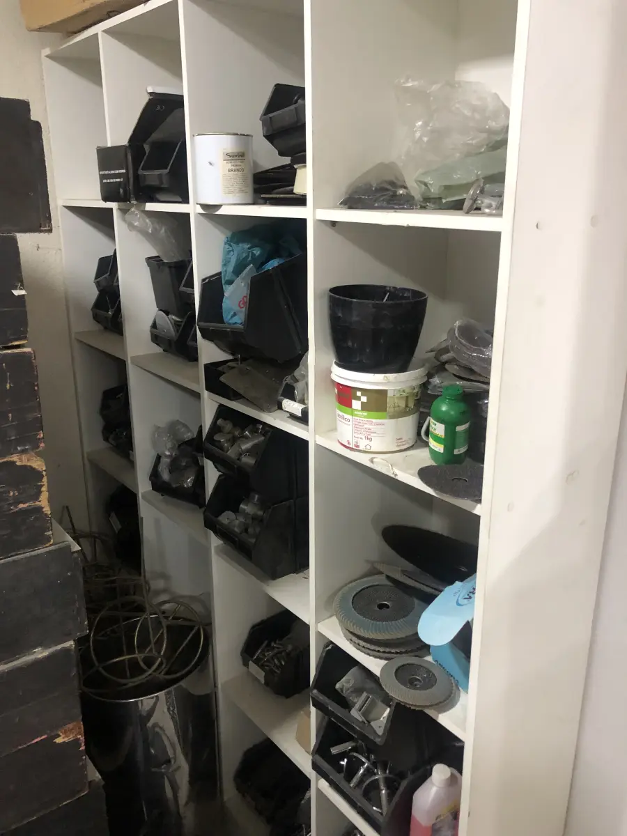LOTE 046 - Lote com guilhotina, esmerilhadeiras, serras, parafusos, banquetas, manequim, catalogos, cortinas, fitas de borda, serra circular, lixadeiras, engraxadeira, cones, cintas, catracas, vaso, cintos alpinista, prateleira, balcão, armarios, silicones, soprador de calor, etc 