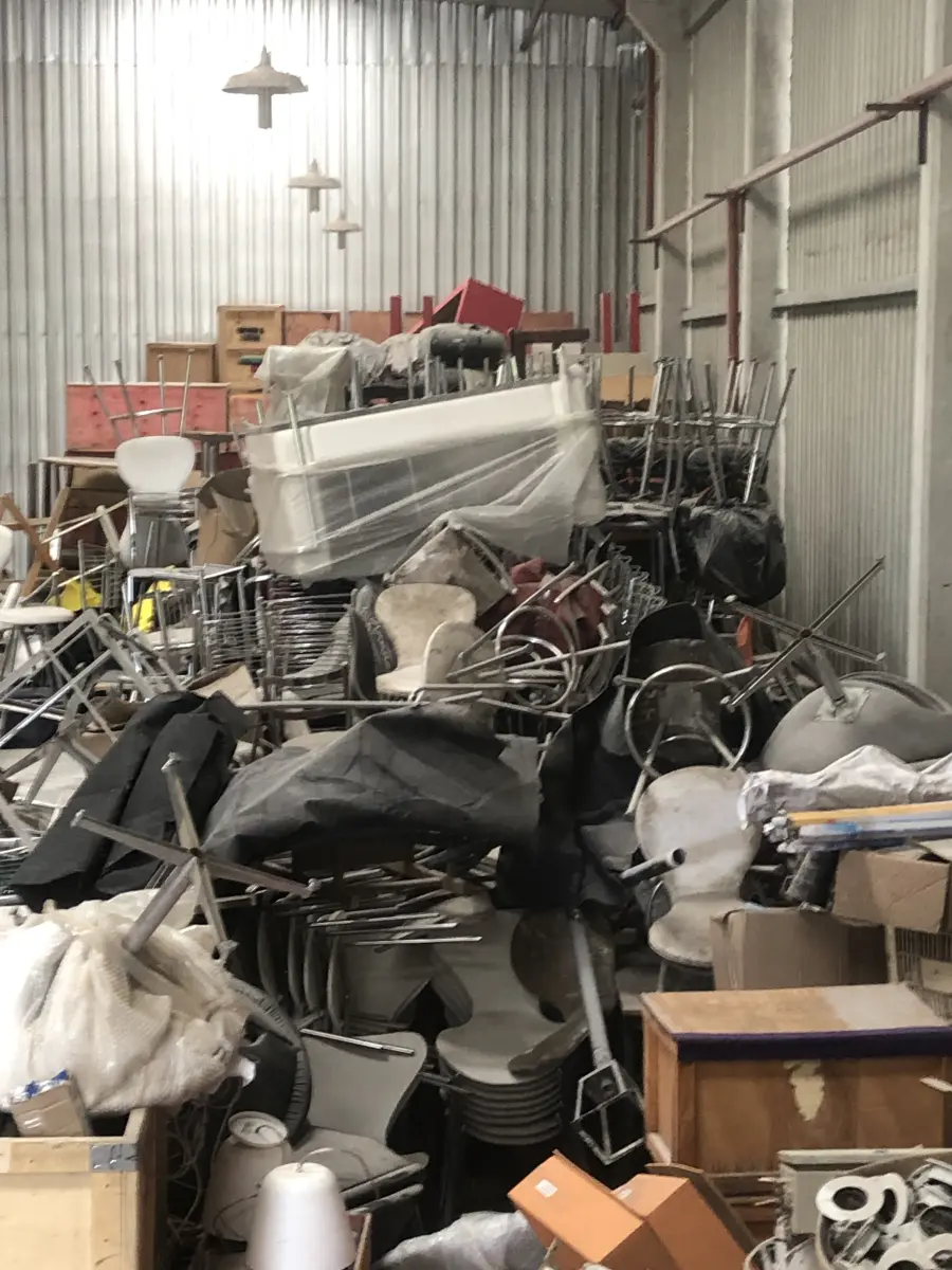 LOTE 075 - Lote com almofadas, caixas de madeira, movel com carregadores de celular, bancadas, expositores, cadeiras, mesas, ventiladores umidificadores, maquinas de lavar, mesas, bancos, sofá, refletores, fios, mangueiras, banheira,