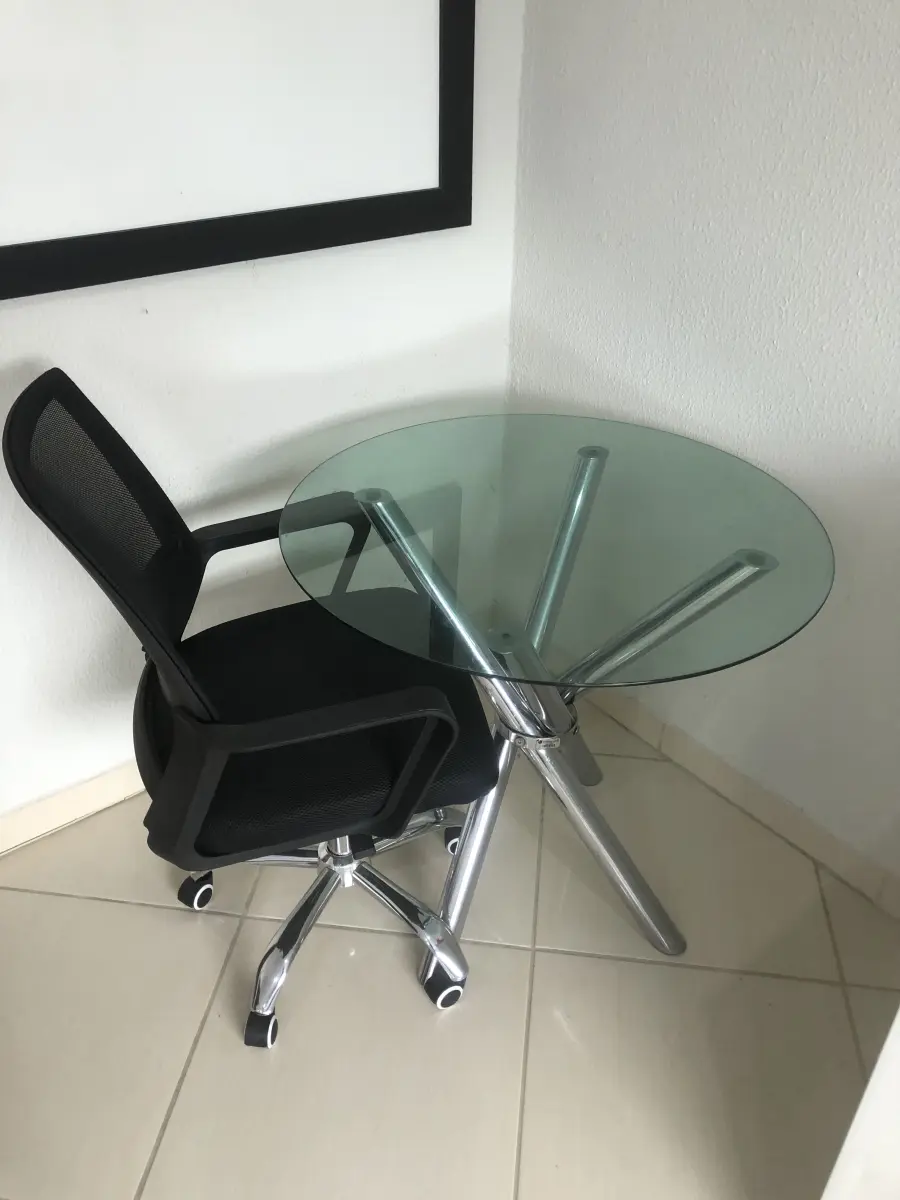 LOTE 073 - Mesa redonda vidro e cadeira preta