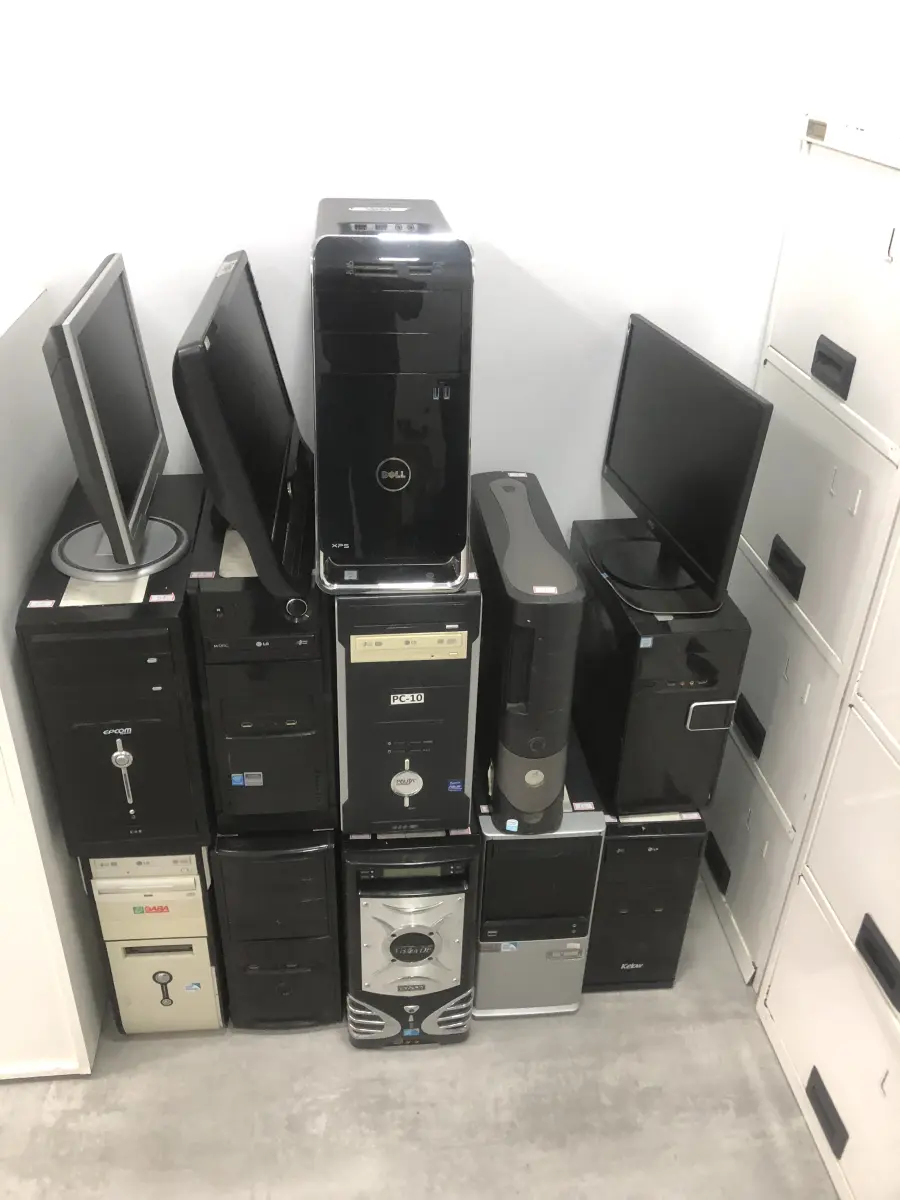 LOTE 076 - Armario, prateleira, sucata de informatica, 2 cadeiras pretas com rodas, 2 aquivos de aço, armario para servidor 