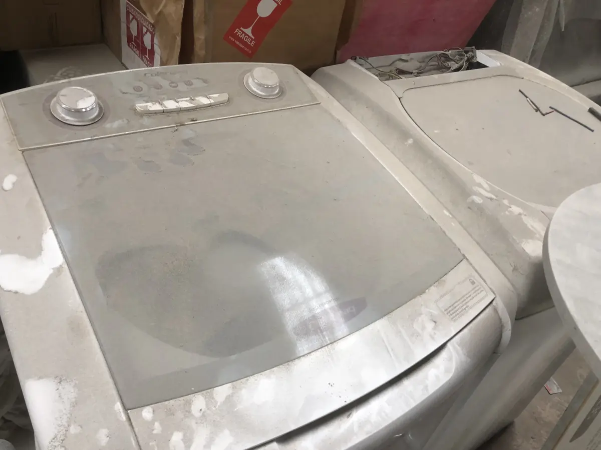 LOTE 075 - Lote com almofadas, caixas de madeira, movel com carregadores de celular, bancadas, expositores, cadeiras, mesas, ventiladores umidificadores, maquinas de lavar, mesas, bancos, sofá, refletores, fios, mangueiras, banheira,