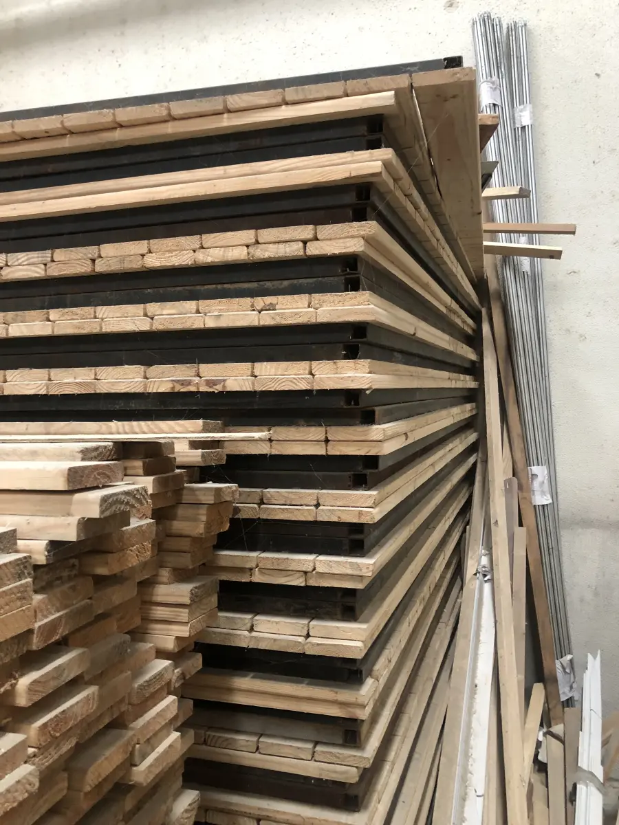 LOTE 021 - Lote de ripas de madeira 