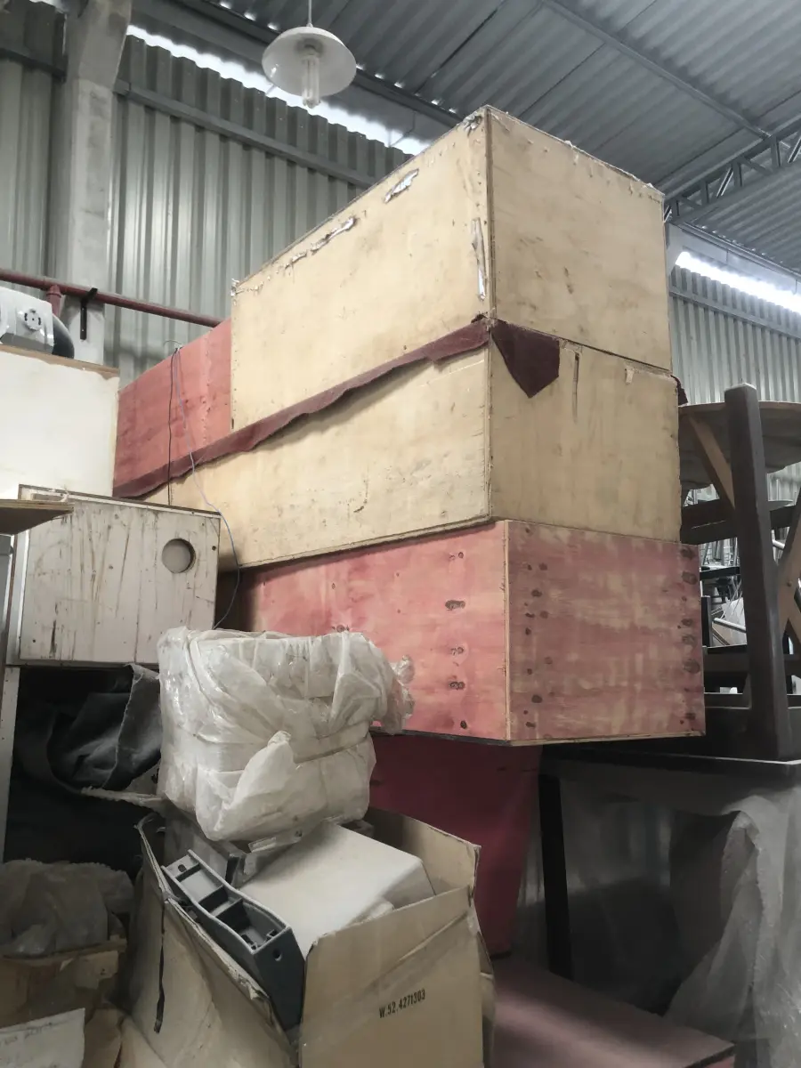 LOTE 075 - Lote com almofadas, caixas de madeira, movel com carregadores de celular, bancadas, expositores, cadeiras, mesas, ventiladores umidificadores, maquinas de lavar, mesas, bancos, sofá, refletores, fios, mangueiras, banheira,