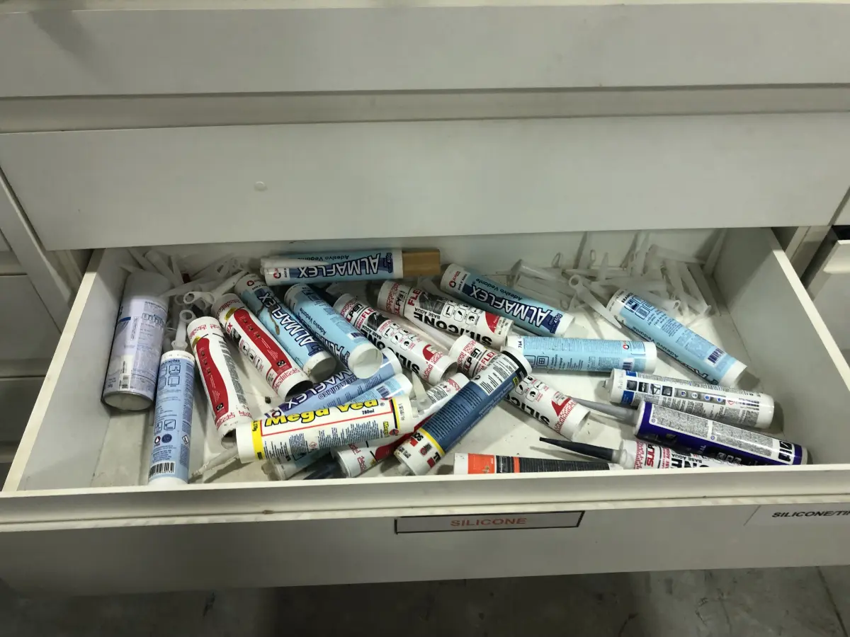 LOTE 046 - Lote com guilhotina, esmerilhadeiras, serras, parafusos, banquetas, manequim, catalogos, cortinas, fitas de borda, serra circular, lixadeiras, engraxadeira, cones, cintas, catracas, vaso, cintos alpinista, prateleira, balcão, armarios, silicones, soprador de calor, etc 