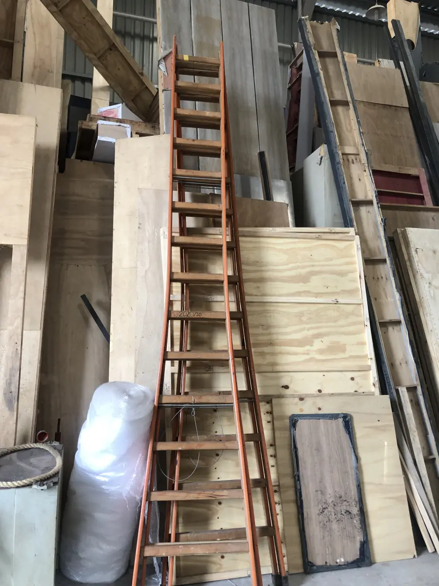 LOTE 004 - Lote de escadas de madeira