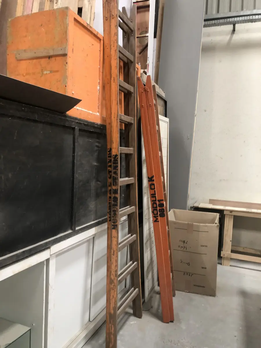 LOTE 004 - Lote de escadas de madeira