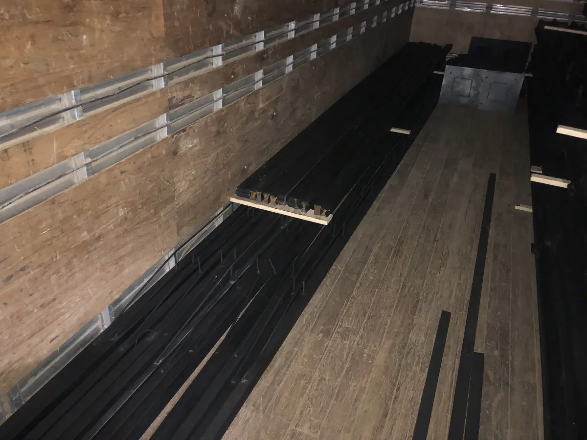 LOTE 079 - Estrutura metalica localizada dentro do caminhão 