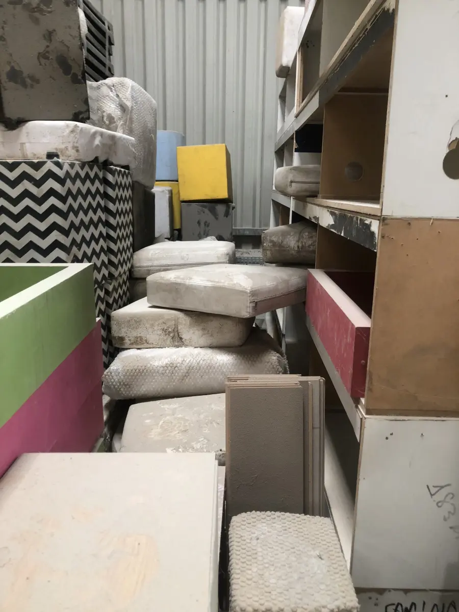 LOTE 075 - Lote com almofadas, caixas de madeira, movel com carregadores de celular, bancadas, expositores, cadeiras, mesas, ventiladores umidificadores, maquinas de lavar, mesas, bancos, sofá, refletores, fios, mangueiras, banheira,