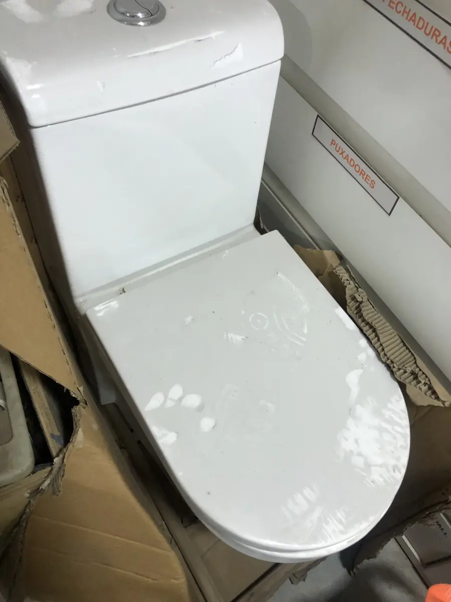 LOTE 046 - Lote com guilhotina, esmerilhadeiras, serras, parafusos, banquetas, manequim, catalogos, cortinas, fitas de borda, serra circular, lixadeiras, engraxadeira, cones, cintas, catracas, vaso, cintos alpinista, prateleira, balcão, armarios, silicones, soprador de calor, etc 