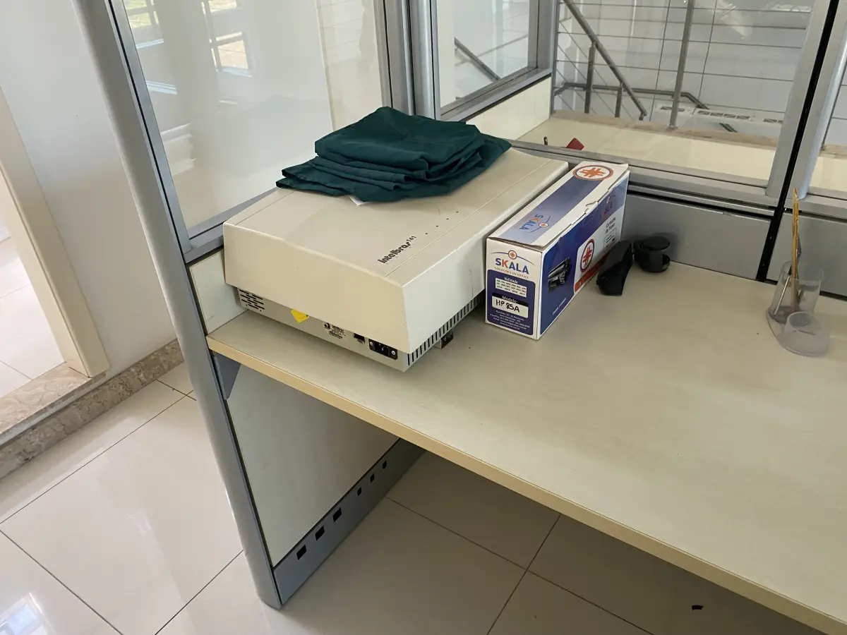 LOTE 10 - MÓVEIS EQUIPAMENTOS - vários itens junto ao prédio