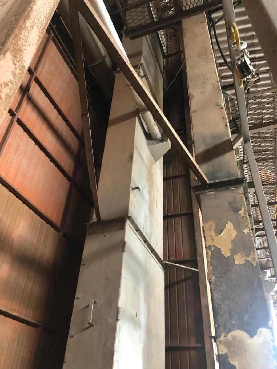 LOTE 036 - Elevador de canecas 10 metros, marca Real, ano 2008