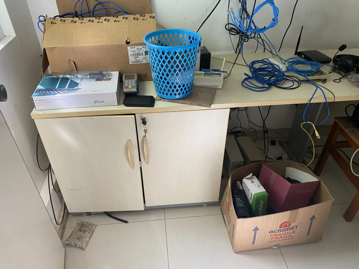 LOTE 10 - MÓVEIS EQUIPAMENTOS - vários itens junto ao prédio