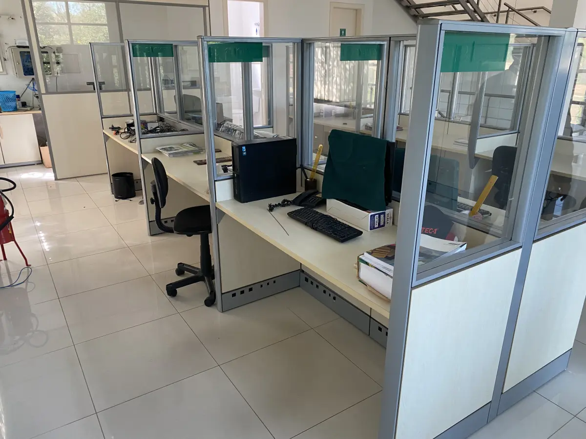 LOTE 10 - MÓVEIS EQUIPAMENTOS - vários itens junto ao prédio