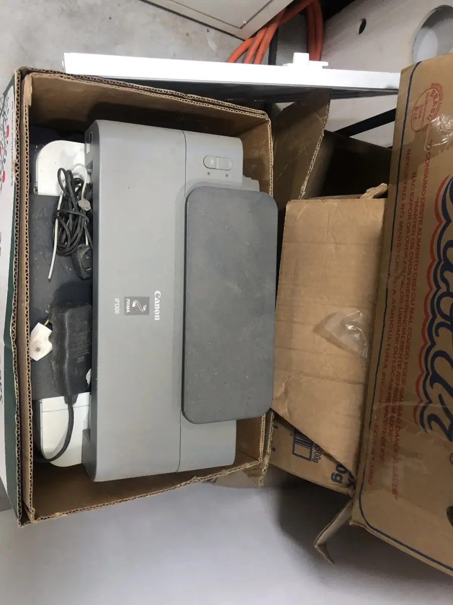 LOTE 046 - Lote com guilhotina, esmerilhadeiras, serras, parafusos, banquetas, manequim, catalogos, cortinas, fitas de borda, serra circular, lixadeiras, engraxadeira, cones, cintas, catracas, vaso, cintos alpinista, prateleira, balcão, armarios, silicones, soprador de calor, etc 