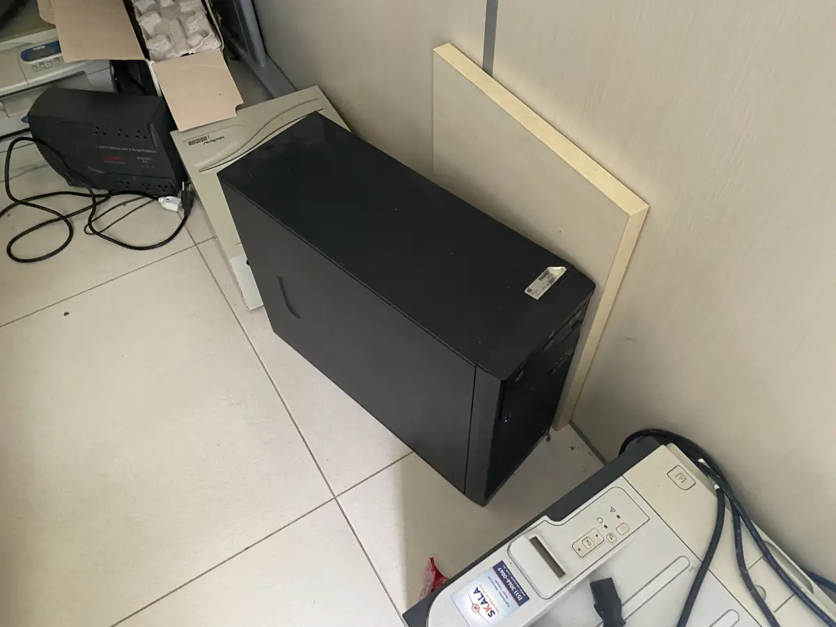 LOTE 10 - MÓVEIS EQUIPAMENTOS - vários itens junto ao prédio