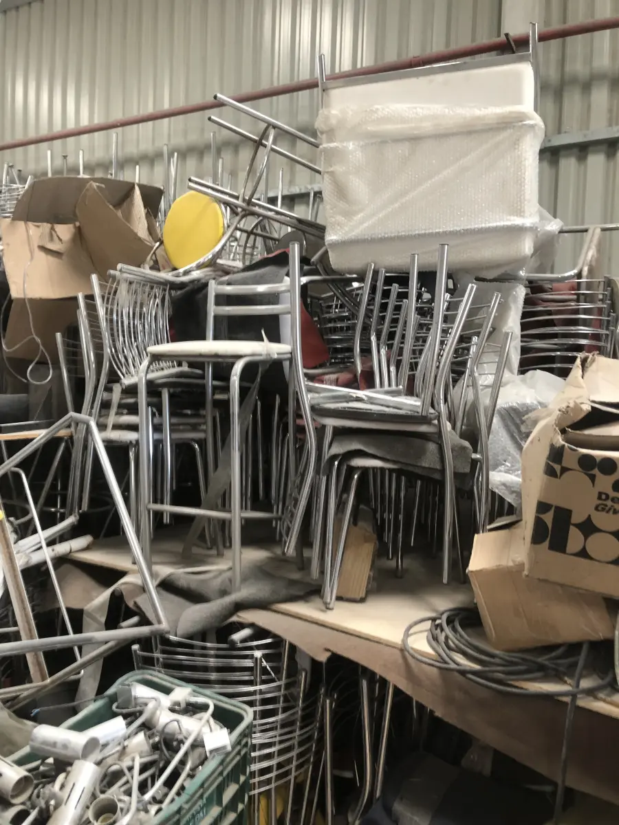 LOTE 075 - Lote com almofadas, caixas de madeira, movel com carregadores de celular, bancadas, expositores, cadeiras, mesas, ventiladores umidificadores, maquinas de lavar, mesas, bancos, sofá, refletores, fios, mangueiras, banheira,