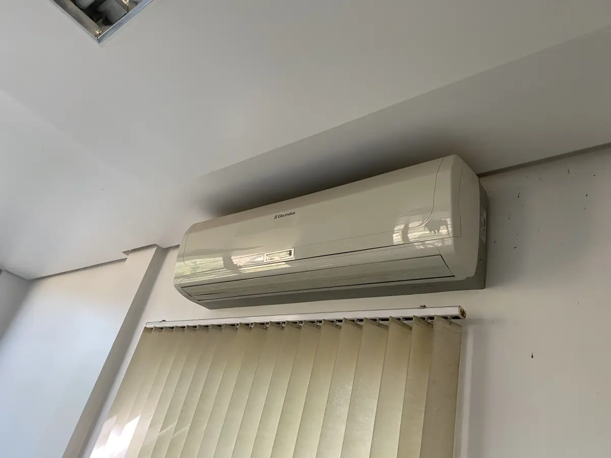 LOTE 10 - MÓVEIS EQUIPAMENTOS - vários itens junto ao prédio