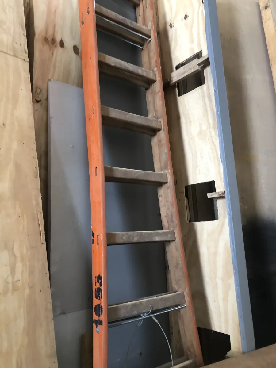 LOTE 004 - Lote de escadas de madeira