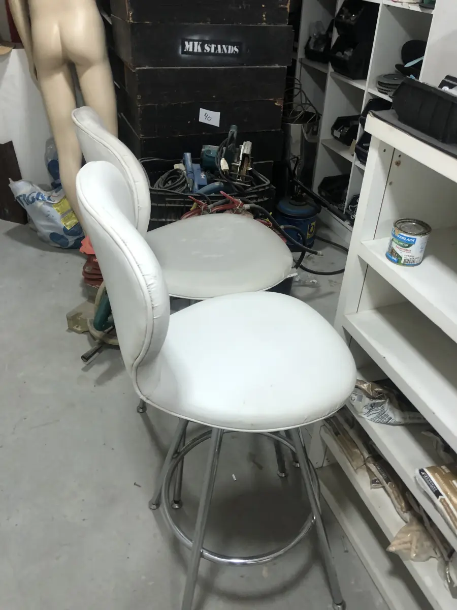 LOTE 046 - Lote com guilhotina, esmerilhadeiras, serras, parafusos, banquetas, manequim, catalogos, cortinas, fitas de borda, serra circular, lixadeiras, engraxadeira, cones, cintas, catracas, vaso, cintos alpinista, prateleira, balcão, armarios, silicones, soprador de calor, etc 