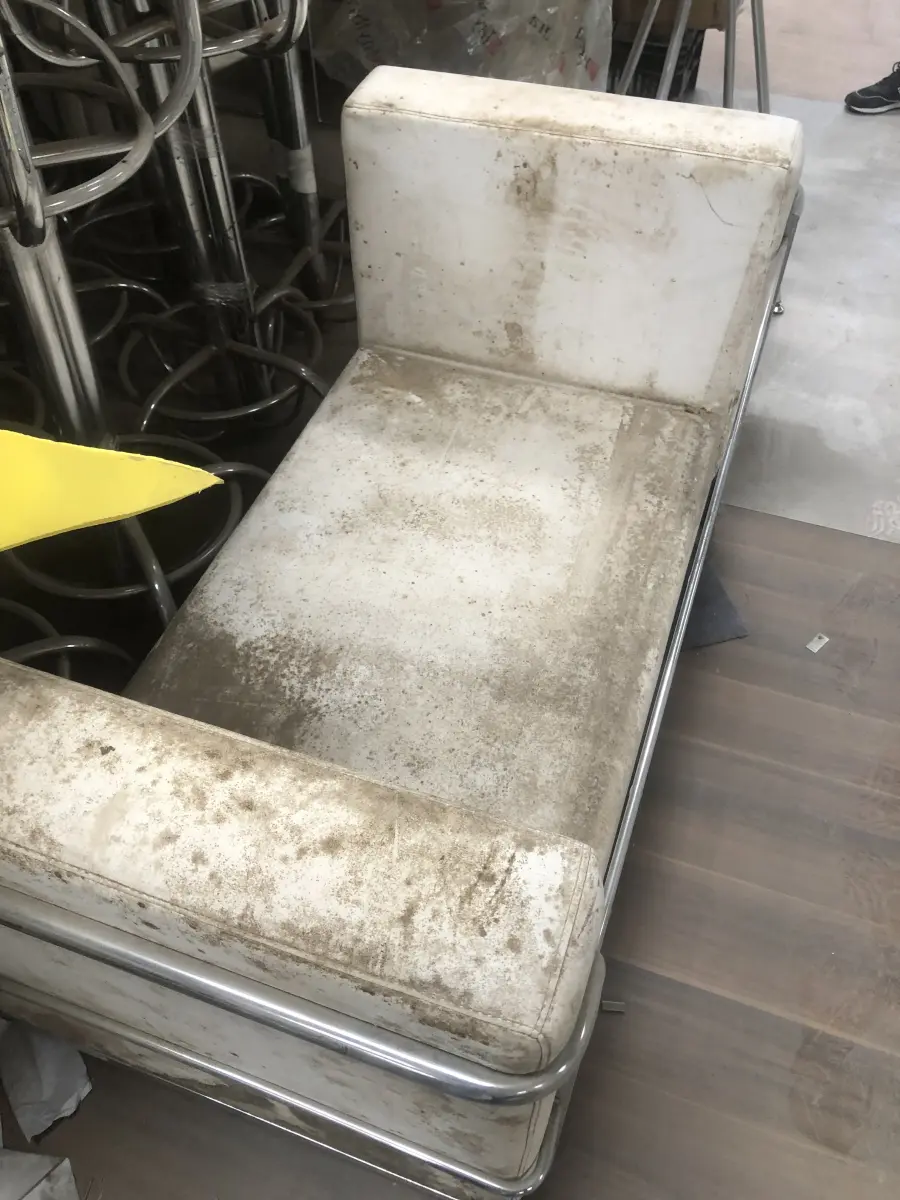 LOTE 075 - Lote com almofadas, caixas de madeira, movel com carregadores de celular, bancadas, expositores, cadeiras, mesas, ventiladores umidificadores, maquinas de lavar, mesas, bancos, sofá, refletores, fios, mangueiras, banheira,