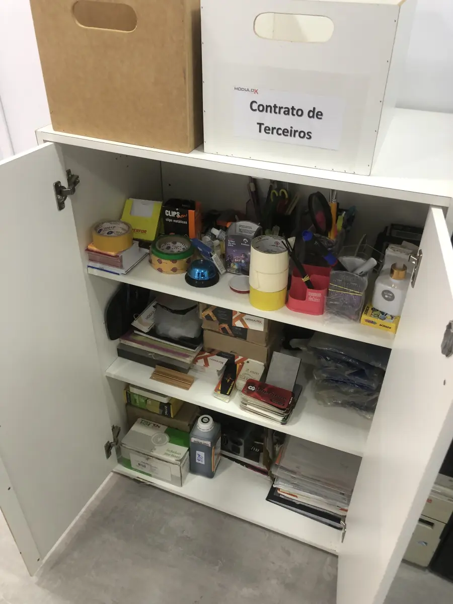 LOTE 076 - Armario, prateleira, sucata de informatica, 2 cadeiras pretas com rodas, 2 aquivos de aço, armario para servidor 