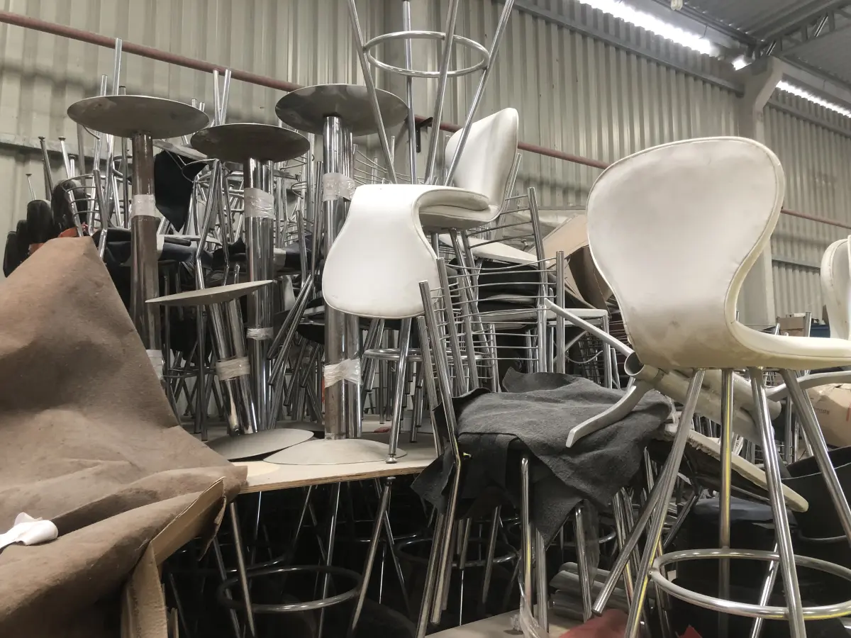 LOTE 075 - Lote com almofadas, caixas de madeira, movel com carregadores de celular, bancadas, expositores, cadeiras, mesas, ventiladores umidificadores, maquinas de lavar, mesas, bancos, sofá, refletores, fios, mangueiras, banheira,