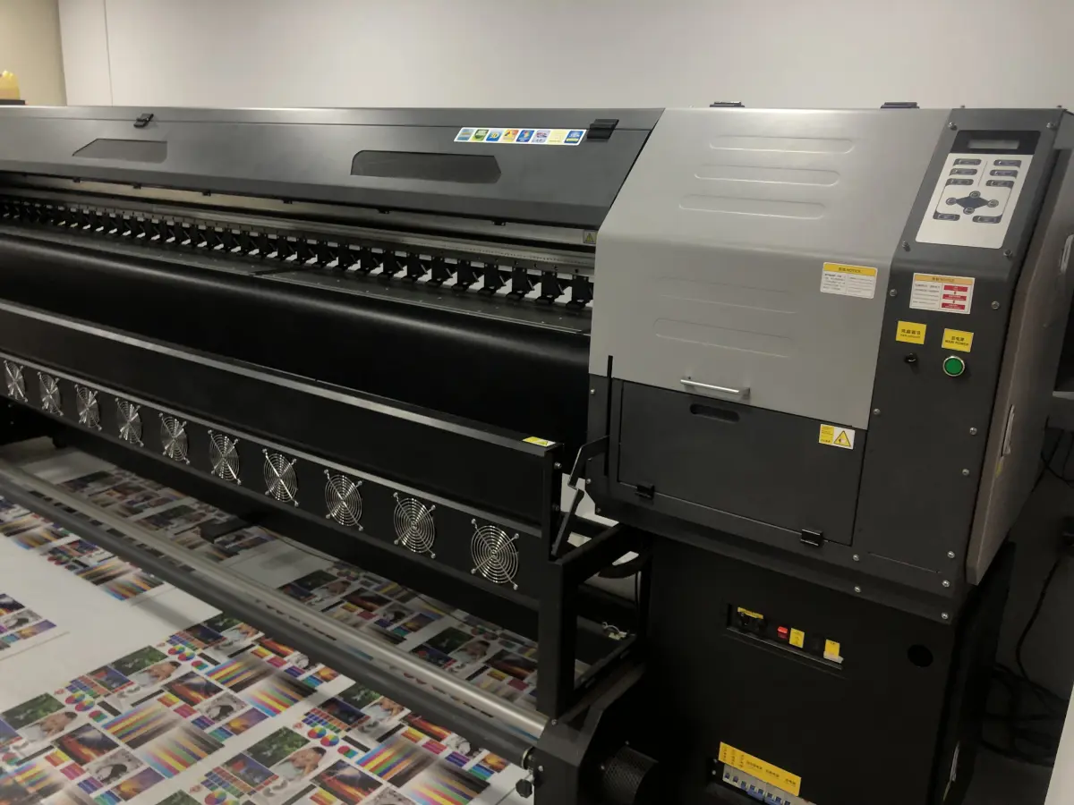 LOTE 049 - Impressora ploter grande Xenons, acompanha o computador