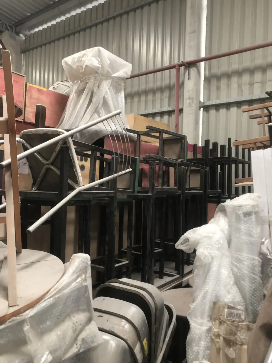 LOTE 075 - Lote com almofadas, caixas de madeira, movel com carregadores de celular, bancadas, expositores, cadeiras, mesas, ventiladores umidificadores, maquinas de lavar, mesas, bancos, sofá, refletores, fios, mangueiras, banheira,