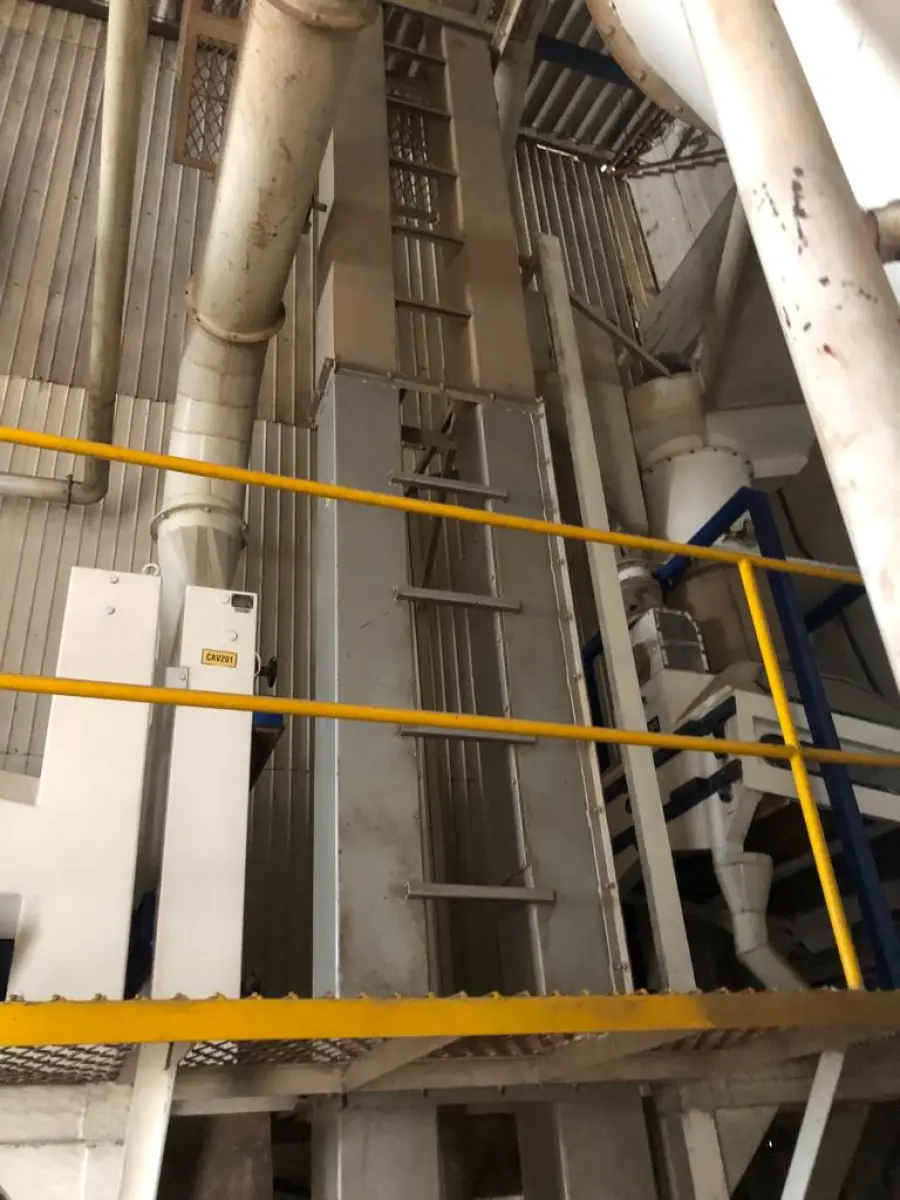 LOTE 045 - ELEVADOR CANECO 4 MTS COM MOTOR , ANO 2008