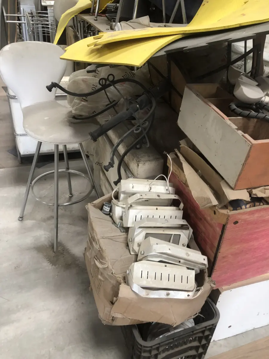 LOTE 075 - Lote com almofadas, caixas de madeira, movel com carregadores de celular, bancadas, expositores, cadeiras, mesas, ventiladores umidificadores, maquinas de lavar, mesas, bancos, sofá, refletores, fios, mangueiras, banheira,