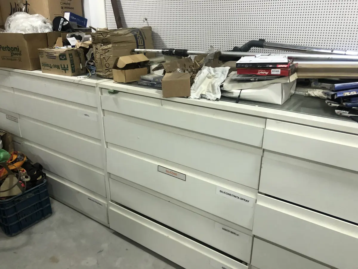 LOTE 046 - Lote com guilhotina, esmerilhadeiras, serras, parafusos, banquetas, manequim, catalogos, cortinas, fitas de borda, serra circular, lixadeiras, engraxadeira, cones, cintas, catracas, vaso, cintos alpinista, prateleira, balcão, armarios, silicones, soprador de calor, etc 