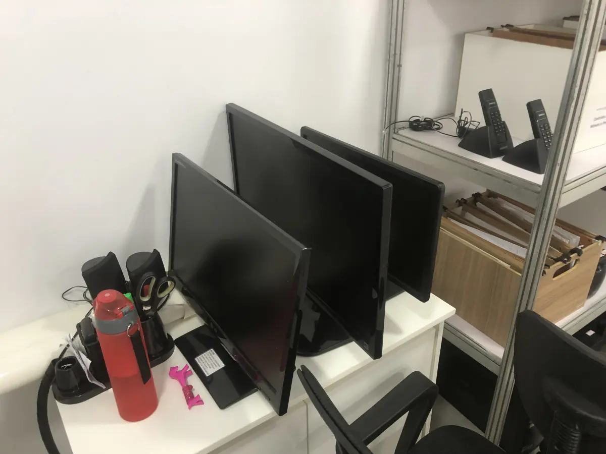 LOTE 076 - Armario, prateleira, sucata de informatica, 2 cadeiras pretas com rodas, 2 aquivos de aço, armario para servidor 