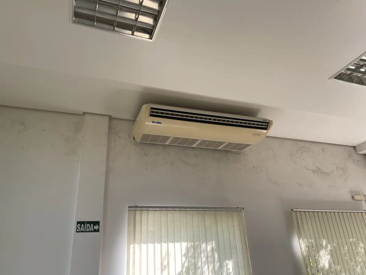 LOTE 10 - MÓVEIS EQUIPAMENTOS - vários itens junto ao prédio