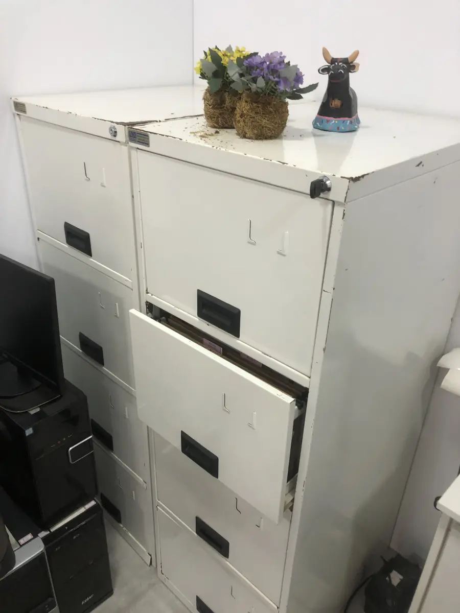 LOTE 076 - Armario, prateleira, sucata de informatica, 2 cadeiras pretas com rodas, 2 aquivos de aço, armario para servidor 