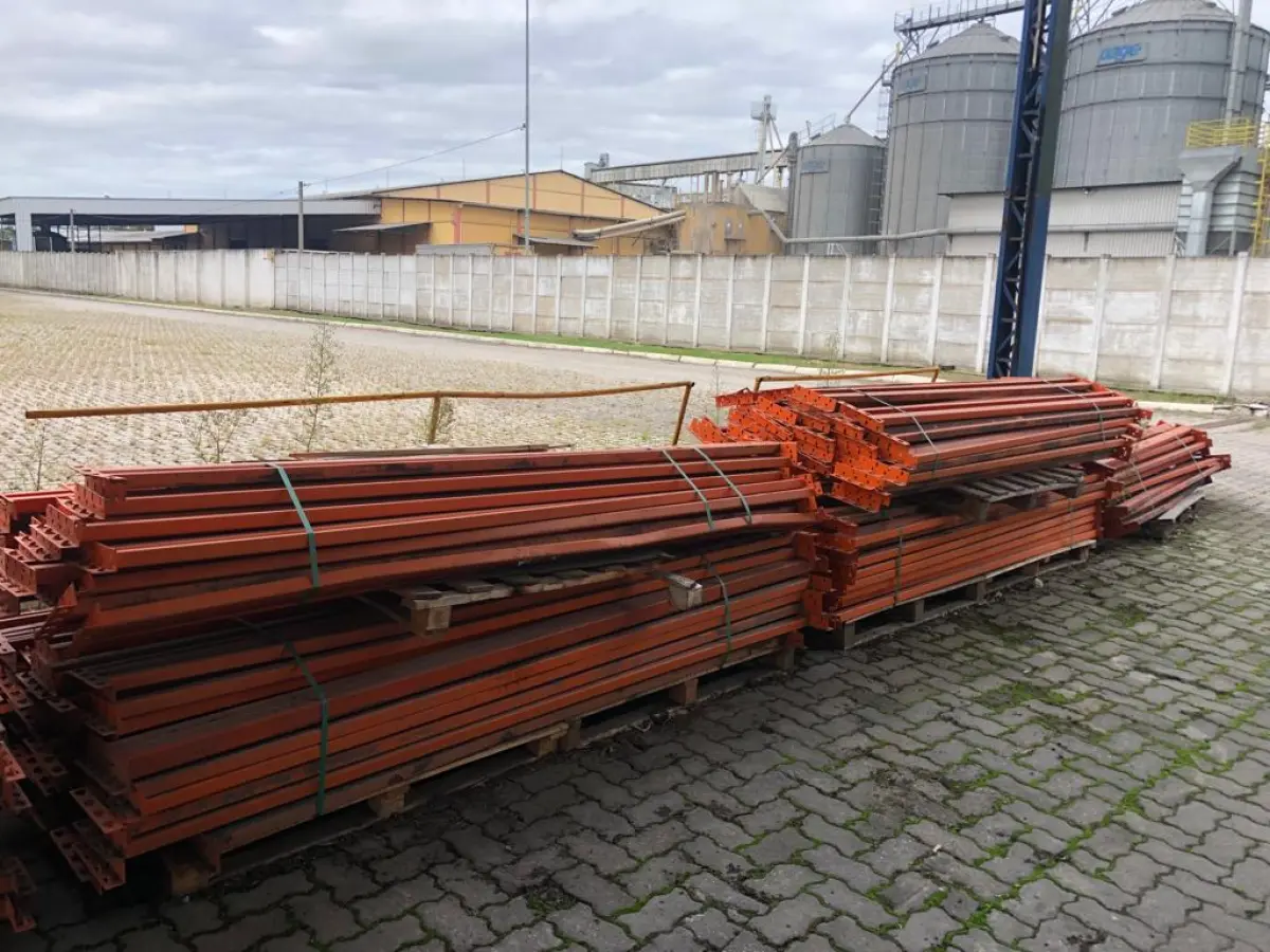 LOTE 052 - Lote com prateleiras para paletes - DESMONTADAS