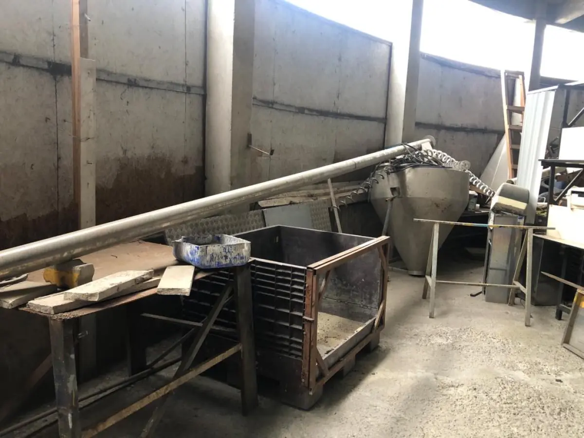 LOTE 050 - Lote de sucatas: mesas, cadeiras, armarios, inox, madeiras, etc 