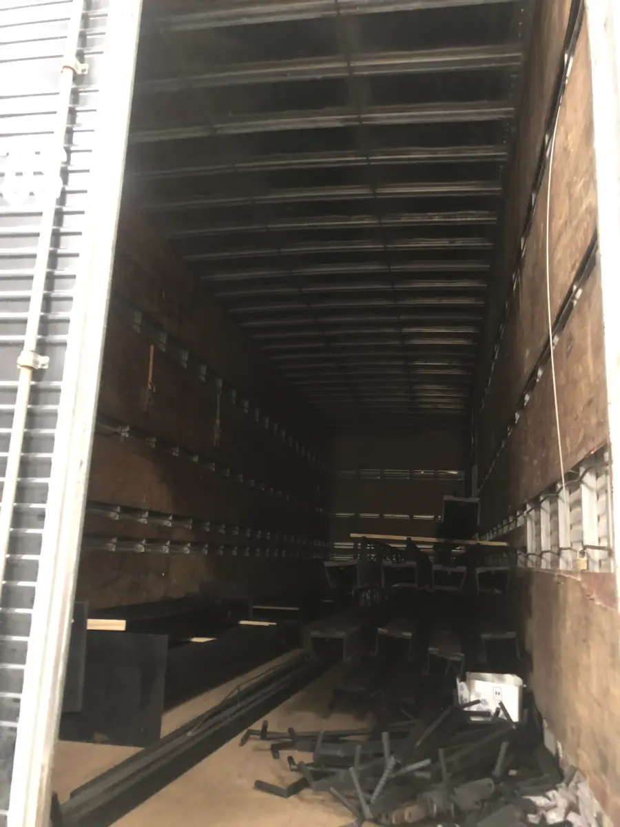 LOTE 079 - Estrutura metalica localizada dentro do caminhão 