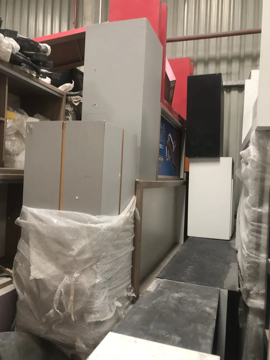 LOTE 075 - Lote com almofadas, caixas de madeira, movel com carregadores de celular, bancadas, expositores, cadeiras, mesas, ventiladores umidificadores, maquinas de lavar, mesas, bancos, sofá, refletores, fios, mangueiras, banheira,