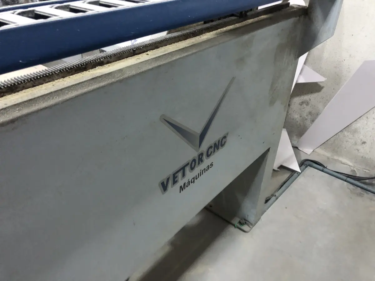 LOTE 055 - Maquina de corte e fresa cnc vetor 