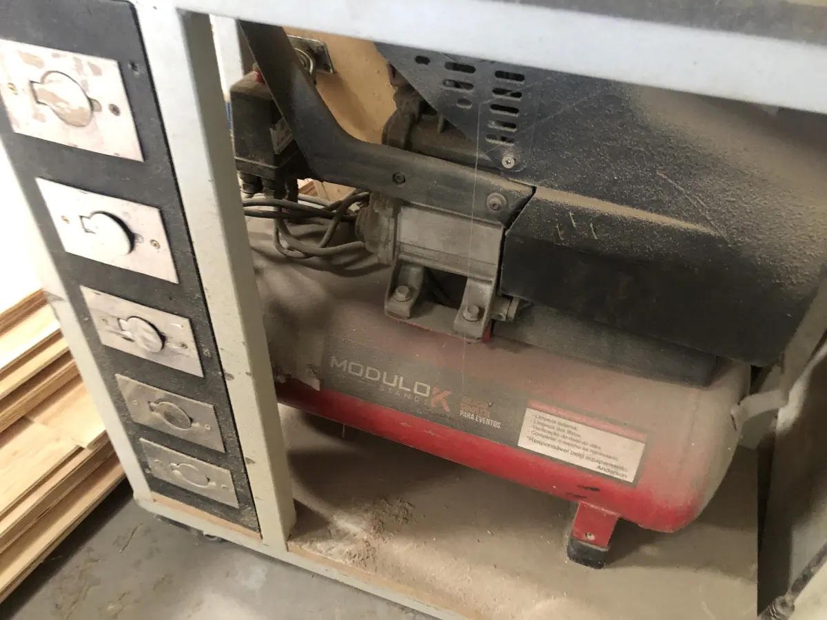 LOTE 033 - Compressor de ar pequeno 