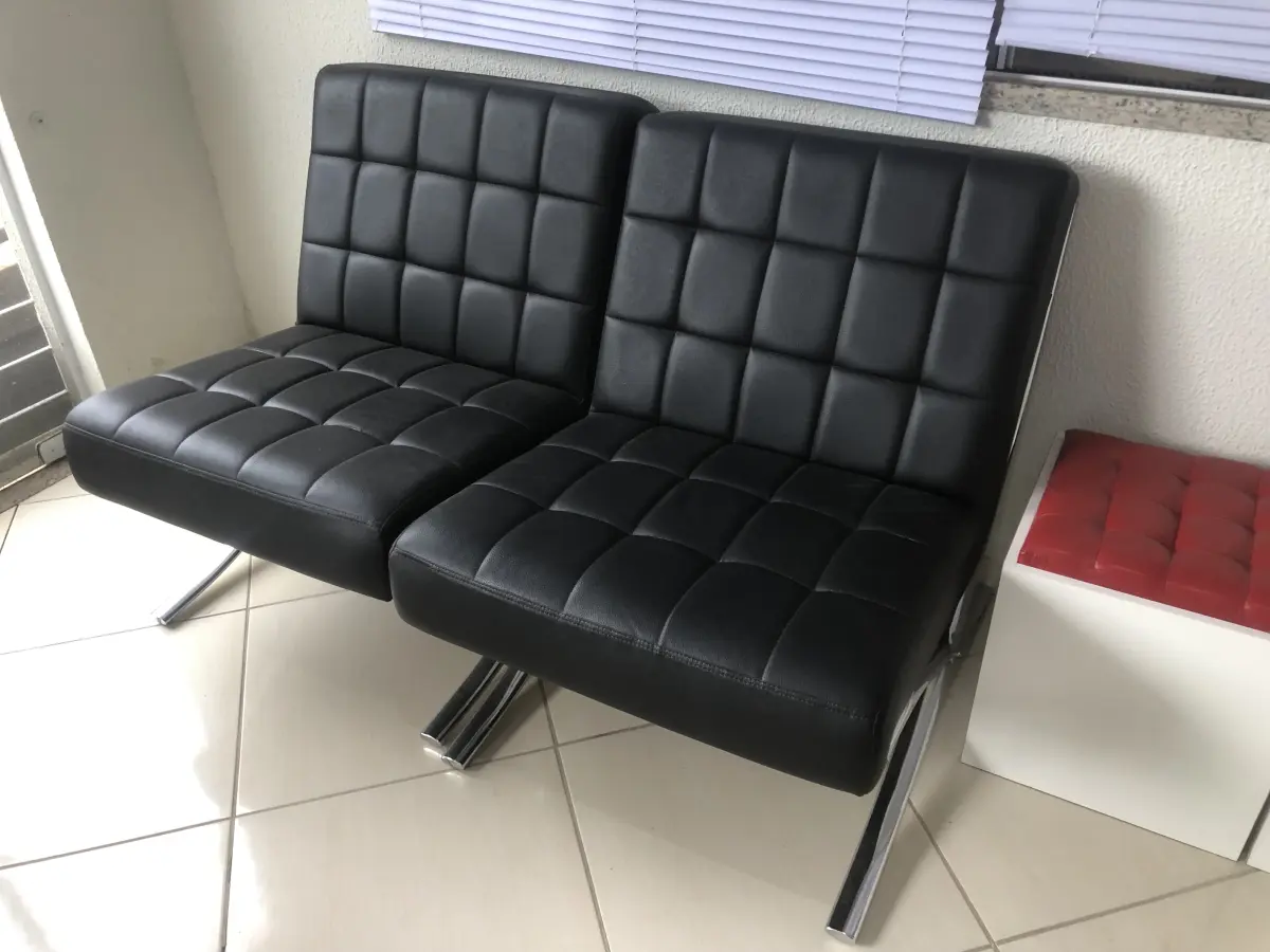 LOTE 068 - 2 sofas pretos 1 lugar e sofa preto 2 lugares 